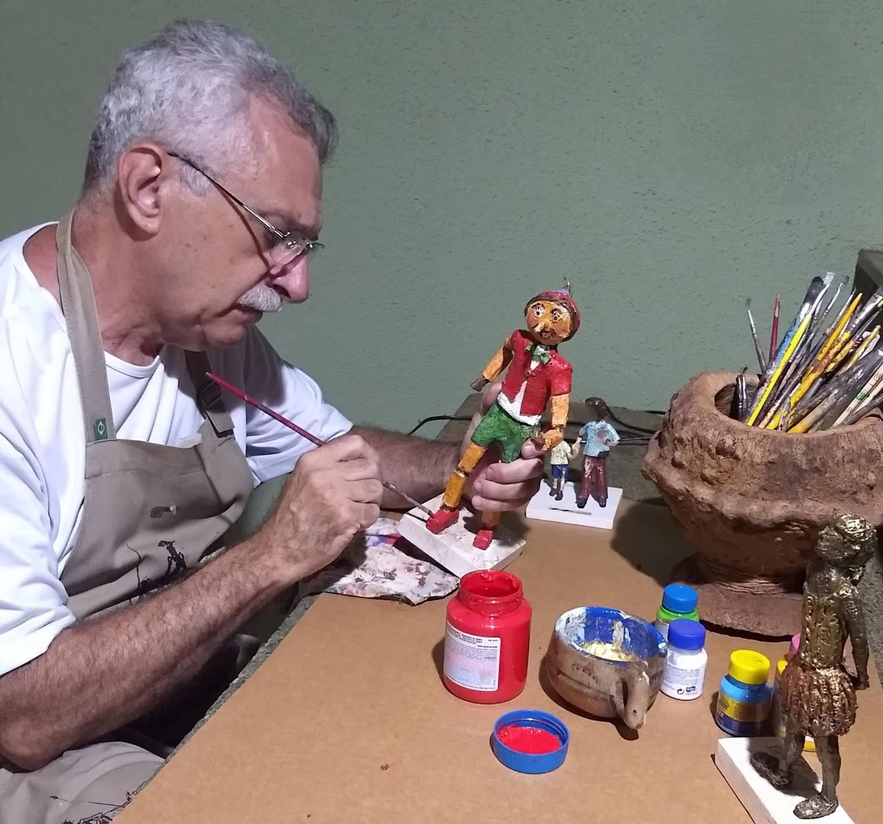 Foto do Artista Elson Sposito em seu atelier